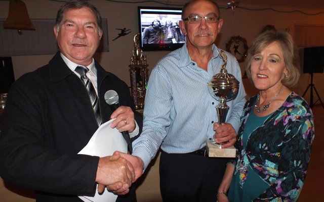 Verdienstelikheidstrofee aan Johan en Suzette Wiese